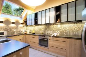 O bucătărie sau chicinetă la Chalet Meleze by Leavetown Vacations