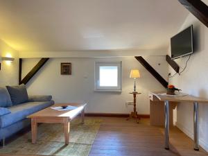 Televisyen dan/atau pusat hiburan di Land-Ferienwohnung mit Weitblick im Ostseeland