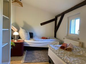 Katil atau katil-katil dalam bilik di Land-Ferienwohnung mit Weitblick im Ostseeland