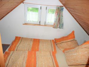 un dormitorio con una cama y una ventana en Rügen Fewo 181, en Wiek auf Rügen 23 fotos más