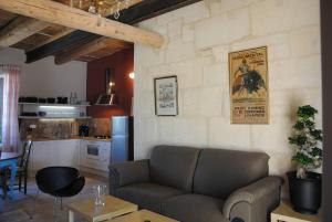 a living room with a couch and a kitchen at Le Mas de Lucas in Arles