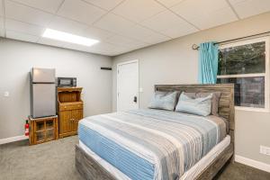 Un dormitorio con una cama y un televisor. en Shared Outdoor Space Quaint Studio in Fredonia, en Fredonia