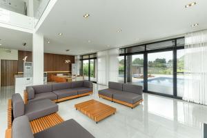 Πισίνα στο ή κοντά στο Exclusive 5-Bedroom Villa with 2 Pools and Fast Dual Wi-Fi +2 φωτογραφίες