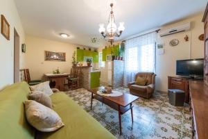 TV a/nebo společenská místnost v ubytování Apartment Ciba + 33 fotografií