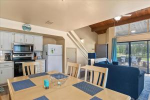 eine Küche und ein Esszimmer mit Tisch und Stühlen in der Unterkunft 32 Borderlinks in Ocean Pines
