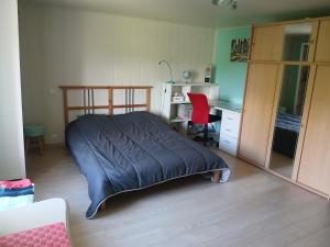 En eller flere senge i et værelse på maison tremblois les carignan