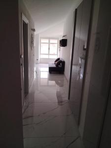 a hallway with a couch in the middle of a room at Appartamento da Pasquale in Guarene