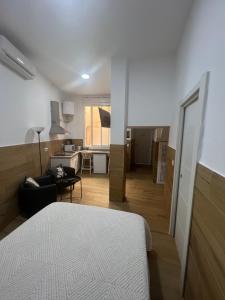 Posteľ alebo postele v izbe v ubytovaní APARTAMENTOS HÉRCULES SEVILLA centro de Sevilla