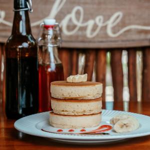 un pastel de tres capas en un plato en una mesa en Aldea Xaan Ha Tulum, en Tulum
