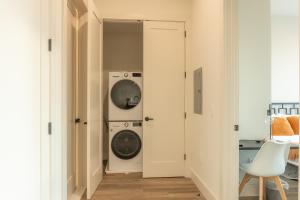 Gallery image of Act Now and Book 2-Queen Bed with NYC View! FREE Parking, Near Train Station in East Orange