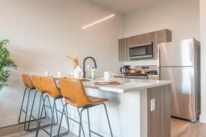 Gallery image of Act Now and Book 2-Queen Bed with NYC View! FREE Parking, Near Train Station in East Orange +13 photos