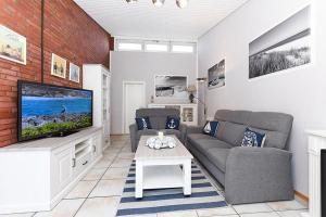 ベンサージールにあるFerienhaus Luv und Leeのソファとテレビのあるリビングルーム +30枚の写真