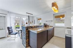 Η κουζίνα ή μικρή κουζίνα στο Haus Strandsegler unter Reet OFC 30