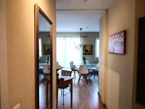 un soggiorno con un tavolo e una sala da pranzo di Residenz Strandkrone 03 a Kühlungsborn