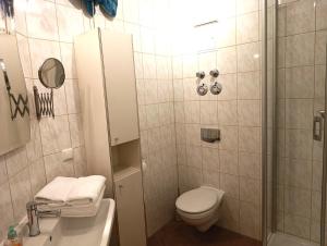 un bagno con doccia, WC e lavandino di Residenz Strandkrone 03 a Kühlungsborn