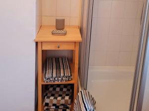 a small wooden table in a bathroom next to a bath tub at Apartment Atelierhaus Wencke in Worpswede