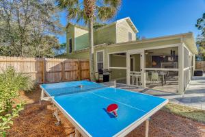 stół do ping ponga przed domem w obiekcie For A Song by 30A Escapes w mieście Rosemary Beach