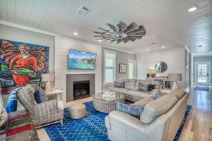 salon z kanapą i kominkiem w obiekcie For A Song by 30A Escapes w mieście Rosemary Beach