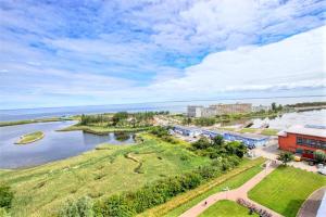 eine Luftansicht eines Parks neben einem Wasserkörper in der Unterkunft Ferienpark - Haus C, App 0C1109 in Heiligenhafen