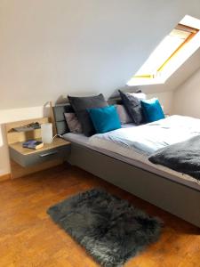 Ένα ή περισσότερα κρεβάτια σε δωμάτιο στο Ferienhaus Dünenwind in Carolinensiel,W-Lan,Strandkorb
