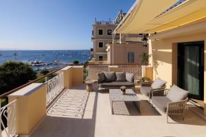 un balcone con vista sull'oceano di Albergo Botti a Città di Corfù