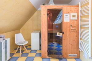 Habitación con puerta, nevera y silla en Seeluft, en Prerow