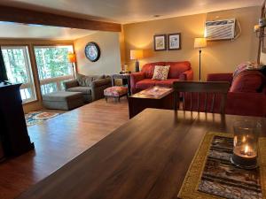 Ruang duduk di Maple Lane Cabin