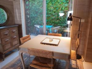 ein Tisch und Stühle in einem Zimmer mit Fenster in der Unterkunft Casa Marinera en El Rompido in El Rompido