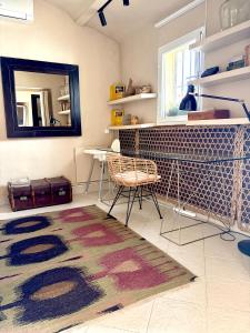 Zimmer mit einem Teppich, einem Tisch und einem Spiegel in der Unterkunft Casa Marinera en El Rompido in El Rompido + 5 Fotos