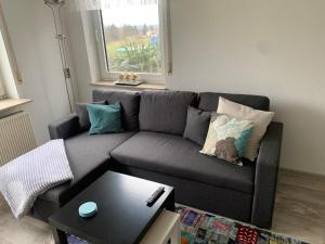 a living room with a couch and a table at Ferienwohnung bei Besten in Sachsenhausen