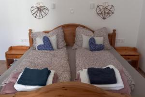 two beds with pillows on them in a bedroom at Éden Garten Vendégház in Magyarpolány