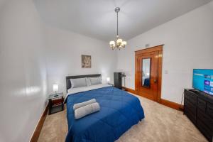 Ένα ή περισσότερα κρεβάτια σε δωμάτιο στο Charming 2-Bedroom, 1-Bath Getaway