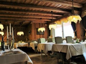 a dining room with tables and chairs with white table cloth at Gartenresidence Stephanie by Hotel Rotwand in Laives