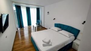 克里尚Royal的卧室里有一张带蓝色床头板的床