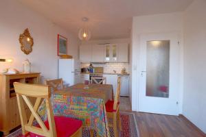 een keuken met een tafel en een keuken met een koelkast bij Apartment 631 in Hohegeiß