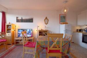 een keuken en eetkamer met een tafel en stoelen bij Apartment 631 in Hohegeiß