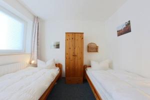 een slaapkamer met twee bedden en een raam bij Apartment 631 in Hohegeiß +2 foto's