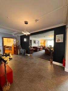 ein großes Wohnzimmer mit Couch und Wohnzimmer in der Unterkunft Ashley Court Hotel in Andover