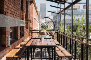 Балкон или терраса в CURIOCITY Backpackers Johannesburg