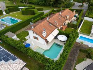 Una vista aérea de una casa con piscina. en Bavaria, en Palazzo Vianello
