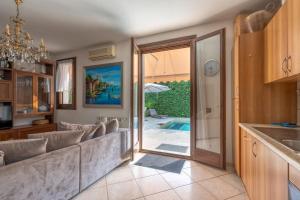 Una cocina y una sala de estar con un sofá y una mesa. en Bavaria, en Palazzo Vianello 27 fotos más