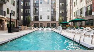 Bazén v ubytování Landing Apartments Durham nebo v jeho okolí