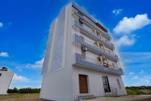 RanipetHotel O RR Residency的一栋白色建筑，侧面有阳台