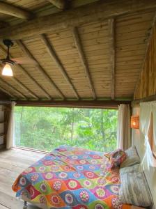 Postel nebo postele na pokoji v ubytování Chalé Bonito Pousada em Paraty - Acomodações Privativas e Completas - Natureza - Wi-fi - TV - Garagem