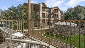 - Balcón con silla y valla en Landing at Mission Hill - New Braunfels, en New Braunfels