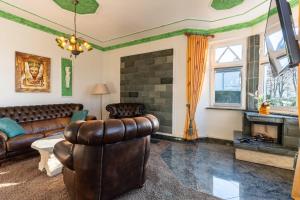 a living room with a couch and a fireplace at Villa Venske 3-Raum Fewo, Balkon, Parkplatz in Binz