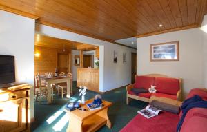 ein Wohnzimmer mit einem roten Sofa und einem Tisch in der Unterkunft Résidence Alpina Lodge by Leavetown Vacations in Les Deux Alpes