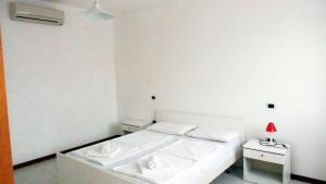 Una cama o camas en una habitación de Aurora