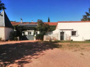 a white house with a red roof and a driveway at Micro Maison indépendante in Commelle-Vernay