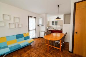a living room with a table and a couch at Casa 1207 in Caleri